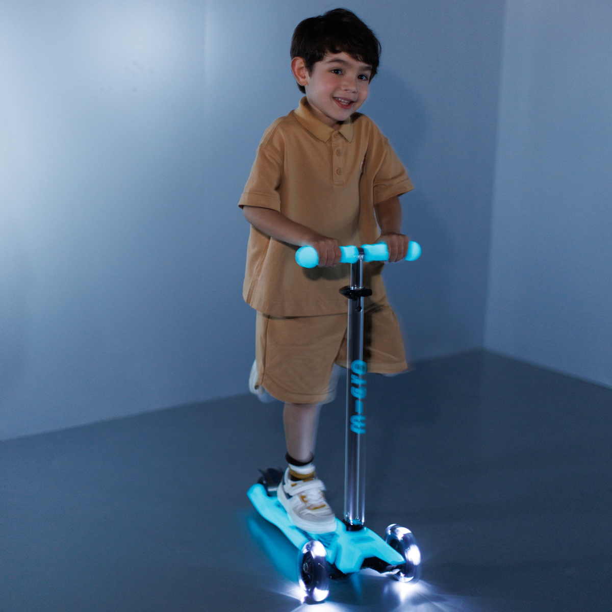 Самокат Micro серии Maxi Deluxe Glow LED - Синий хрусталь