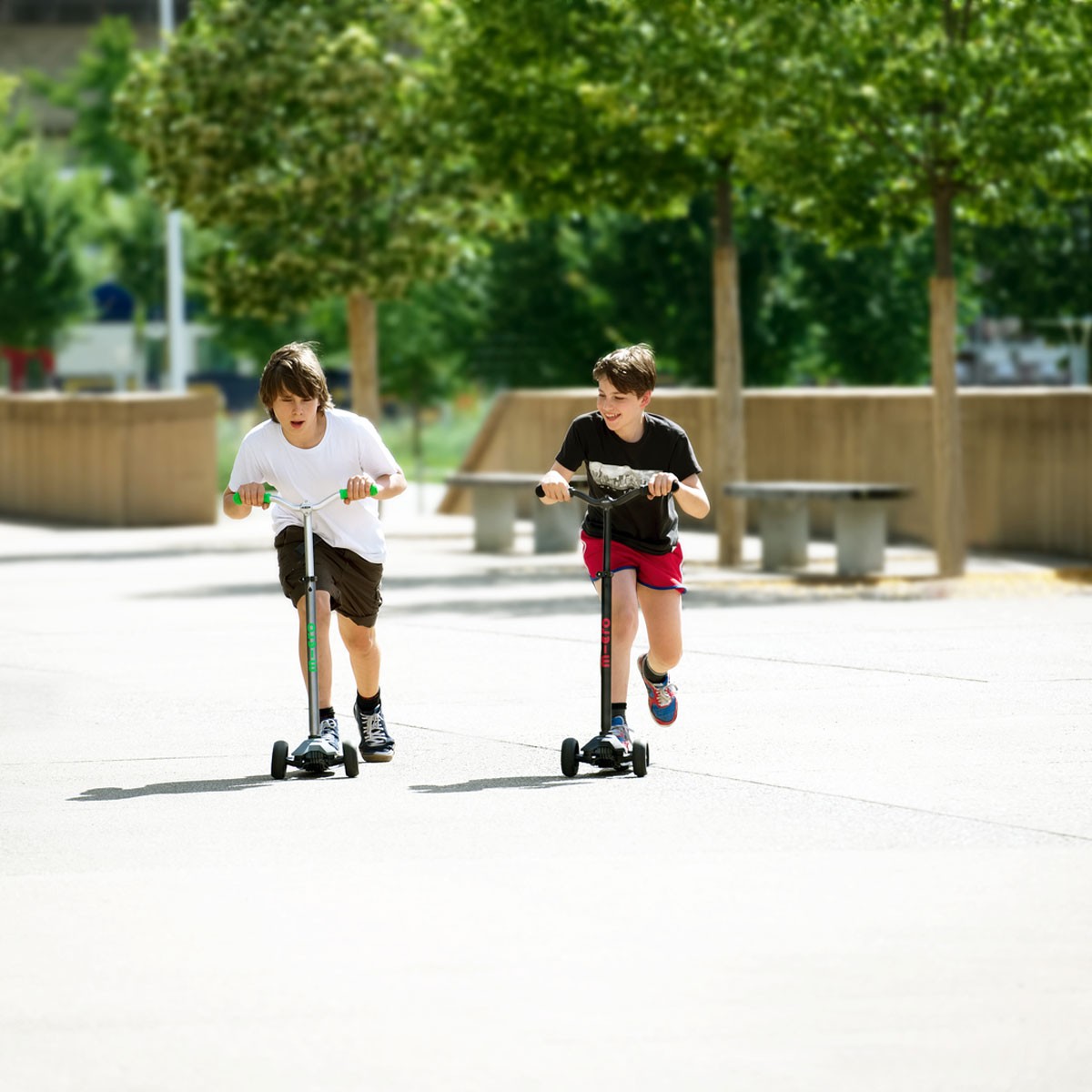 MICRO Series Maxi PRO Deluxe Scooter - Black/Red