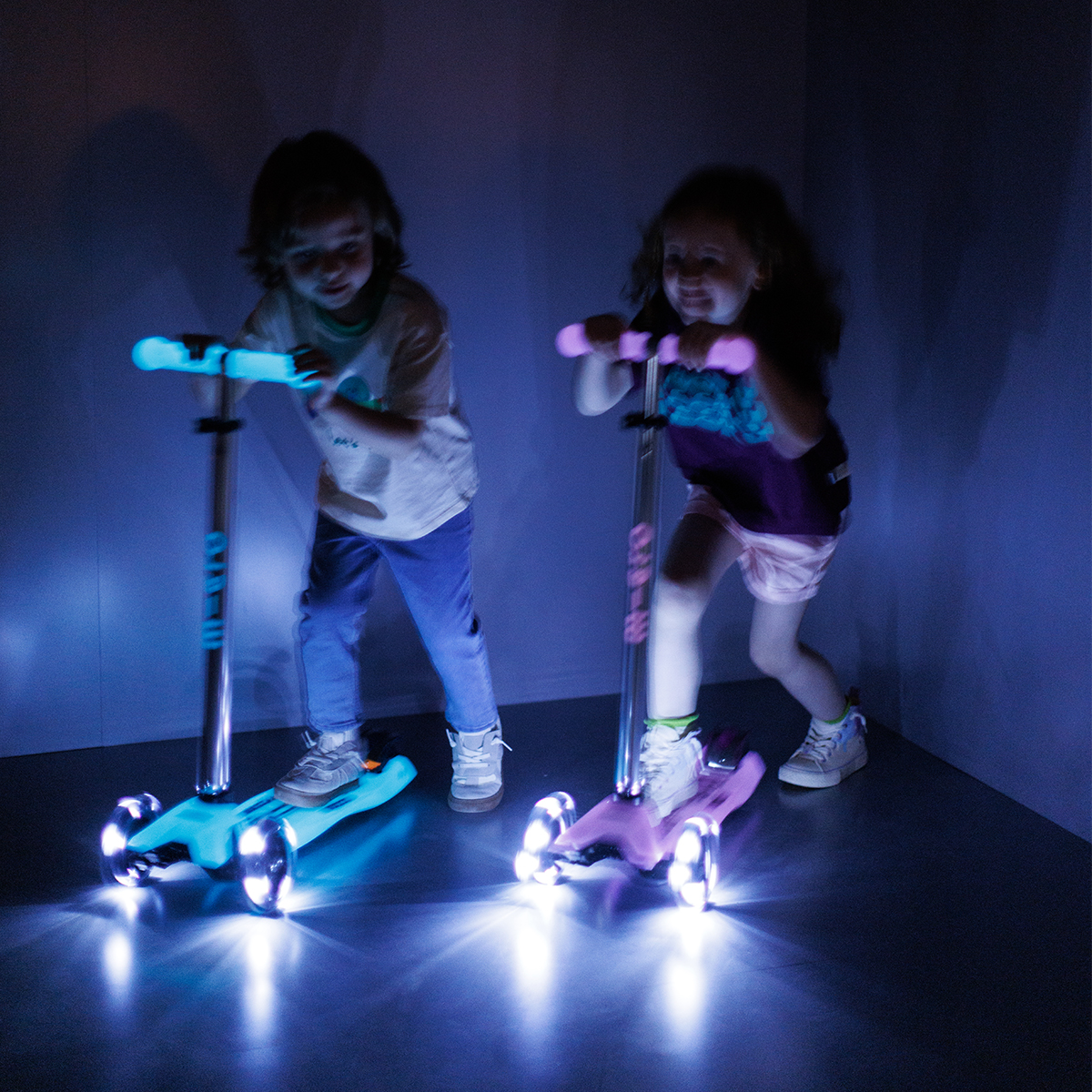 Самокат Micro серии Maxi Deluxe Glow LED - Сияюще-пурпурный Самокат Micro серии Maxi Deluxe Glow LED - Сияюще-пурпурный