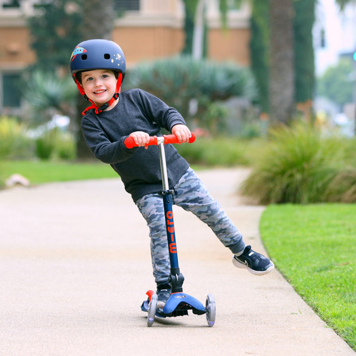 MICRO Mini Deluxe Foldable LED Scooter – Blue