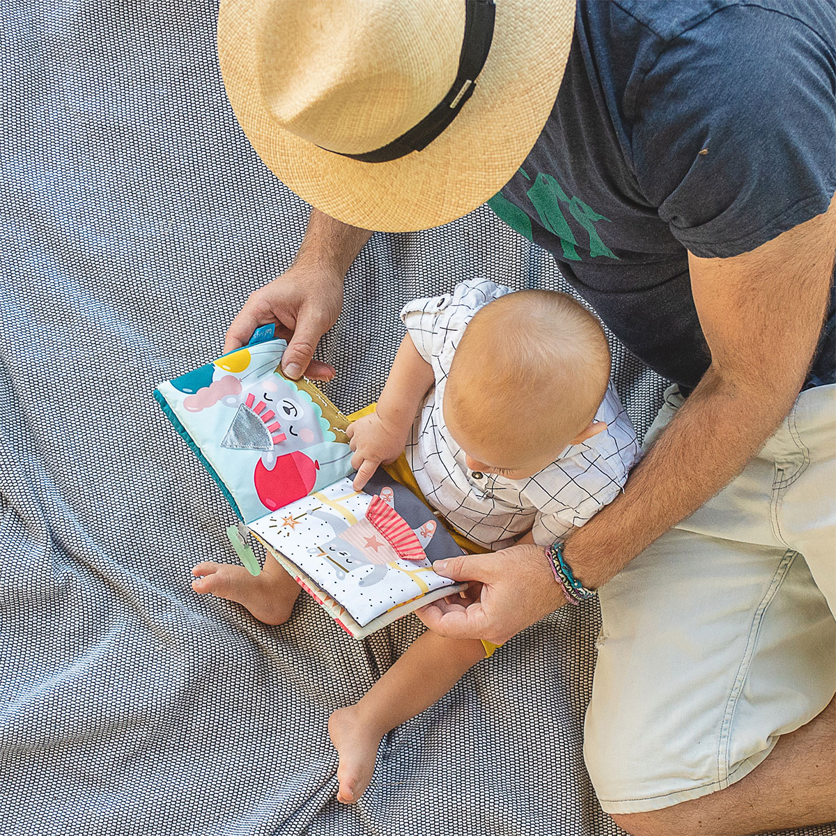 Educational book for a stroller - What will Paul the bear wear